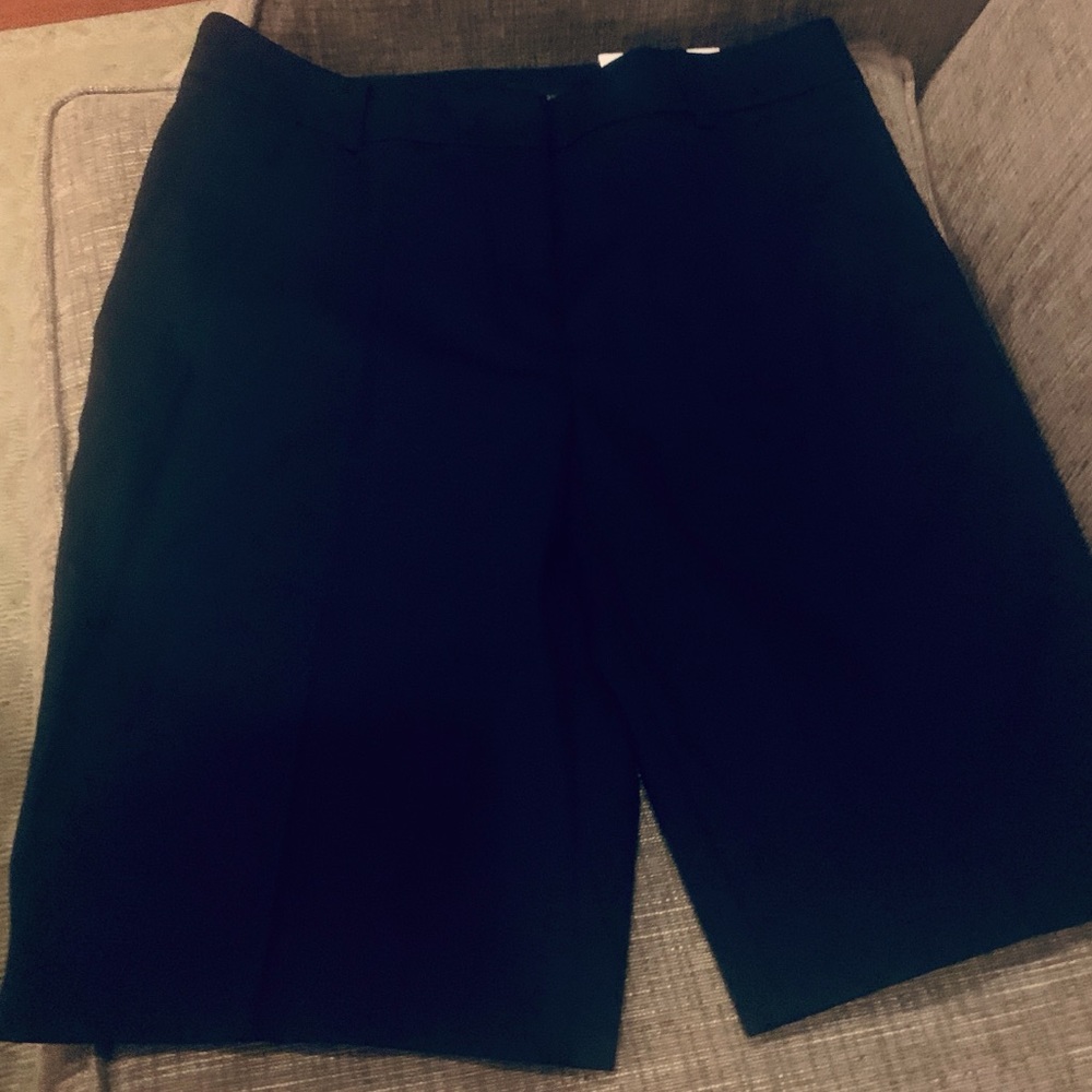 New White Ann Taylor Boardwalk Short - Mid-rise. Size 8. Above knee typically.